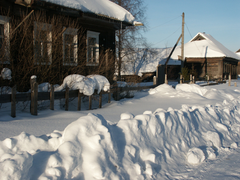 Зима в деревне, сельская улица с домами в снегу, иллюстрирует рельеф под снежным покровом
