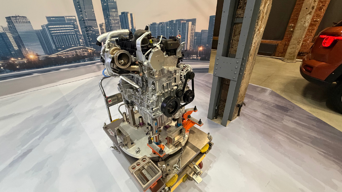 Двигатель обновленного HAVAL H7 получил интегрированный выпускной коллектор со встроенным контуром охлаждения - зимой внедорожник быстрее прогревается, а летом охлаждается. Рабочая температура турбины увеличена до 1050 ℃. 