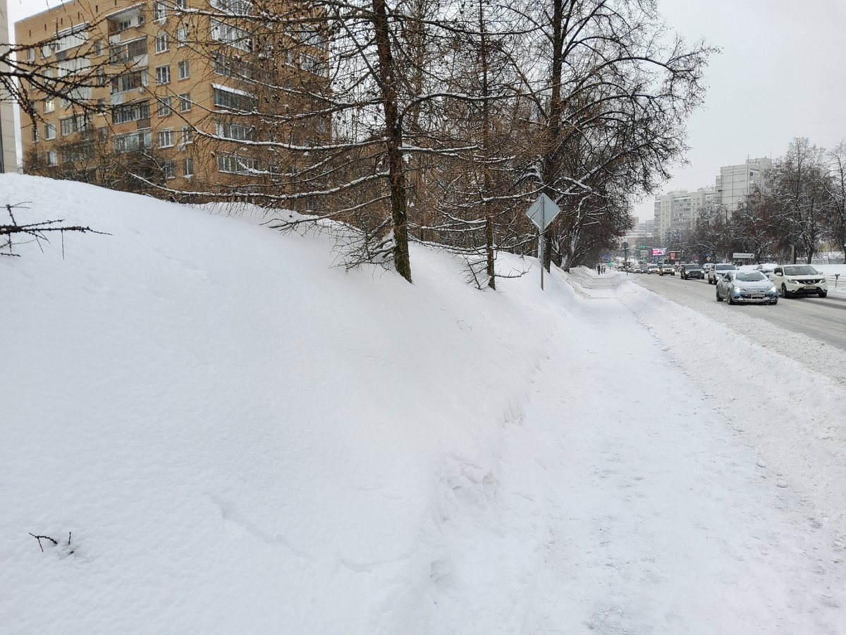 Снежные валы вдоль дорог. Выше человеческого роста. И это в Подмосковье....