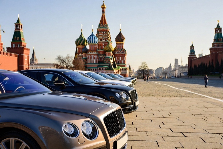    Новый кроссовер Geely Monjaro в автосалоне с ценником, иллюстрирующий рост стоимости машин в России