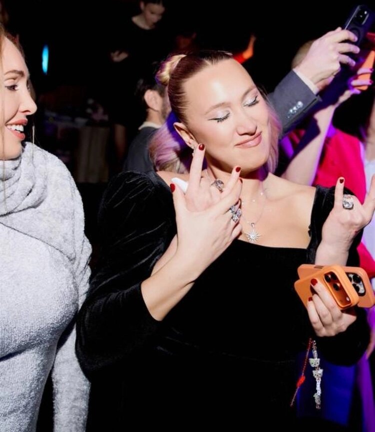 Алина Буре танцует на вечеринке. Источник: Instagram (запрещенная в России соцсеть; принадлежит компании Meta, признанной экстремистской организацией и запрещенной в РФ)📷
