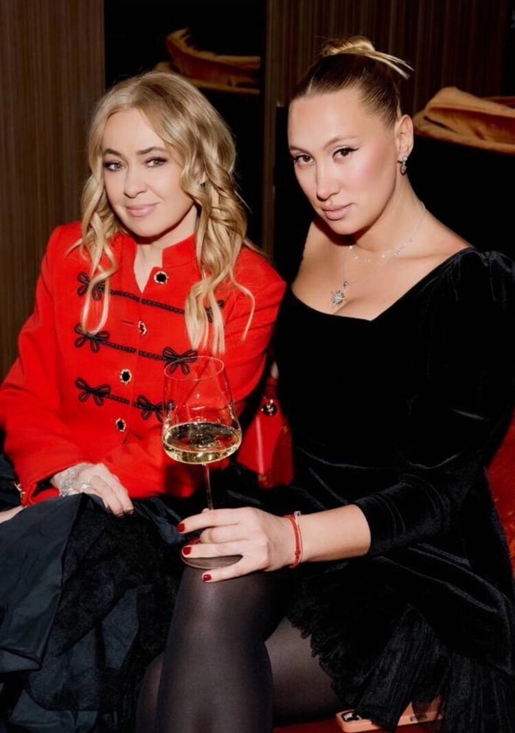 Алина Буре на светском мероприятии с Яной Рудковской. Источник: Instagram (запрещенная в России соцсеть; принадлежит компании Meta, признанной экстремистской организацией и запрещенной в РФ)📷
