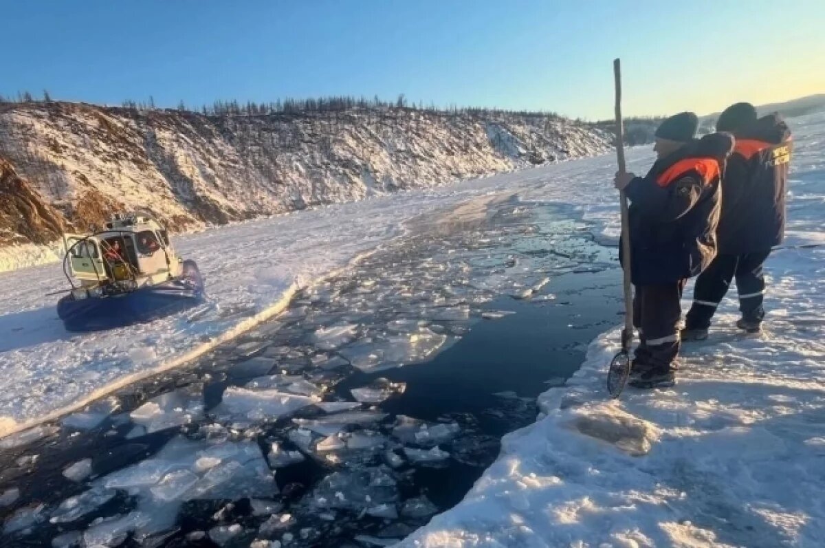    Появилось фото с места провала машины с туристами из КНР под лёд на Байкале