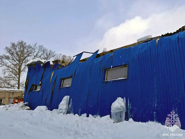 Крыша производственного цеха в Твери не выдержала скопления снега