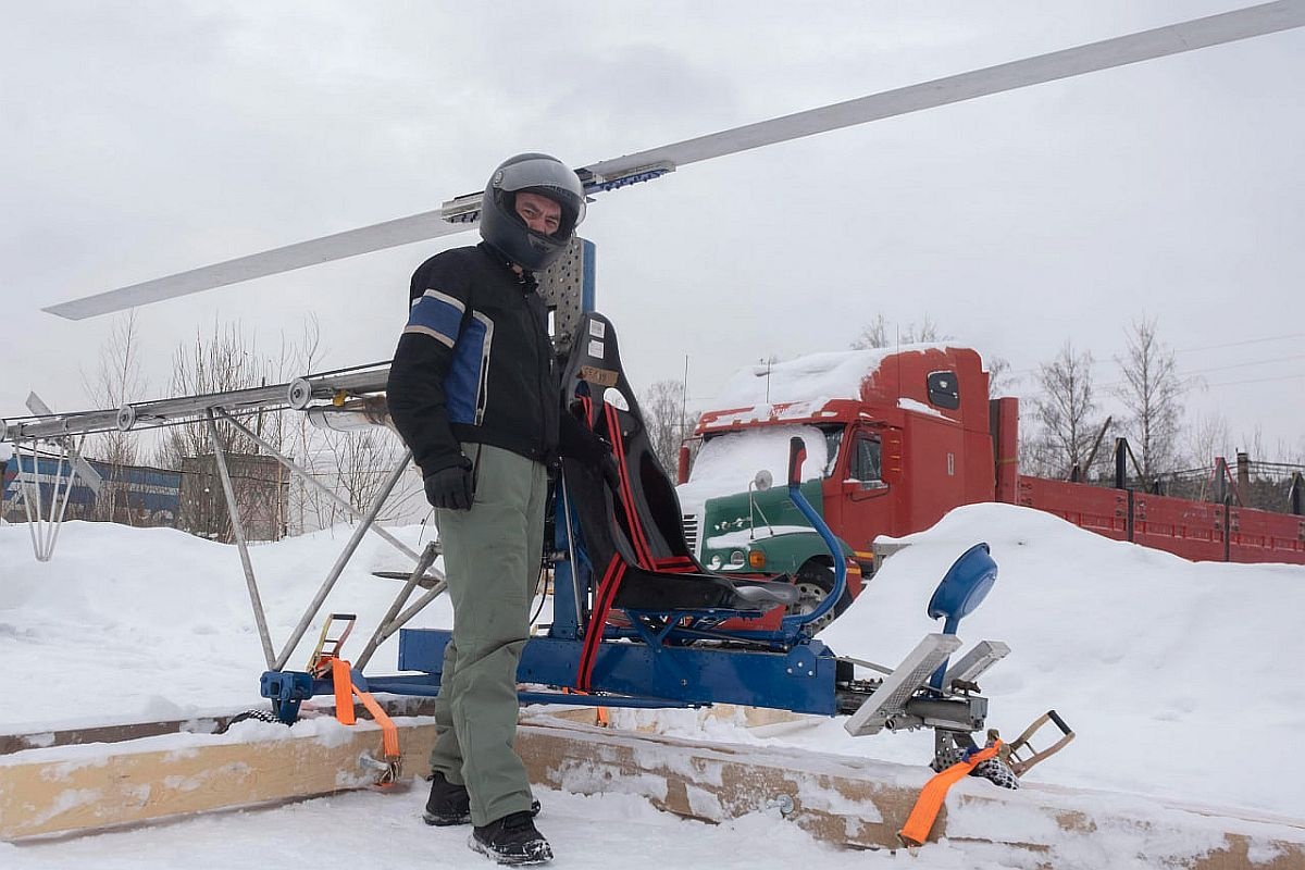    Евгений Желнин и его вертолет, который он построил, вспомнив чертежи из "Моделиста-конструктора". / e1.ru