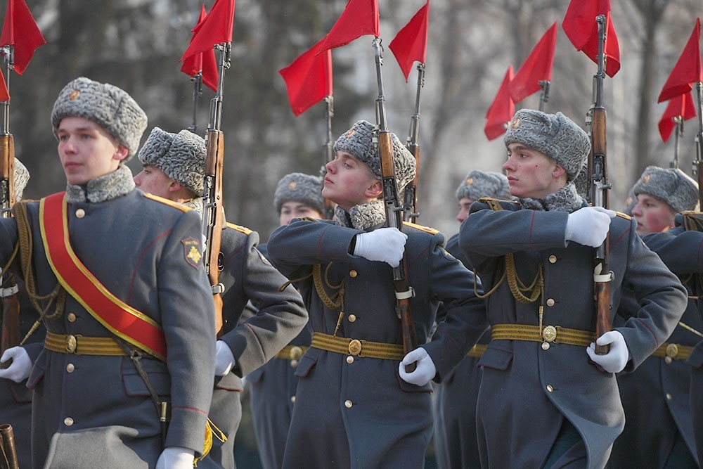    Военнослужащие во время торжественного возложения цветов к памятнику маршала Георгия Жукова в честь Дня защитника Отечества в Екатеринбурге. / Павел Лисицын/РИА Новости