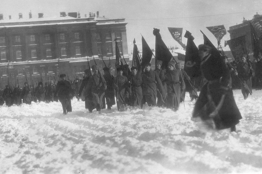    Первый военный парад на Дворцовой площади во время празднования годовщины создания Рабоче-крестьянской Красной армии. 23 февраля 1919 г. / Фото: Репродукция. ТАСС