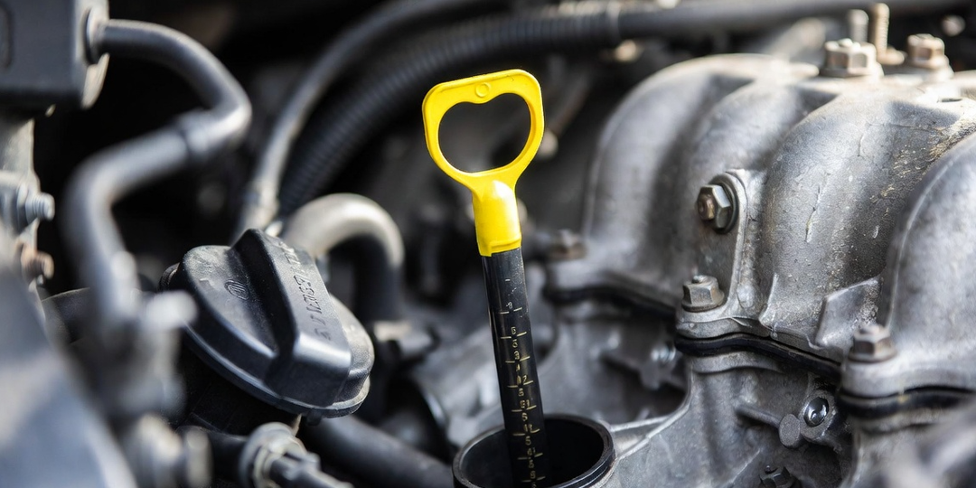 Всегда держал масло «на середине щупа» — и зря. Объясняю, как проверять его правильно