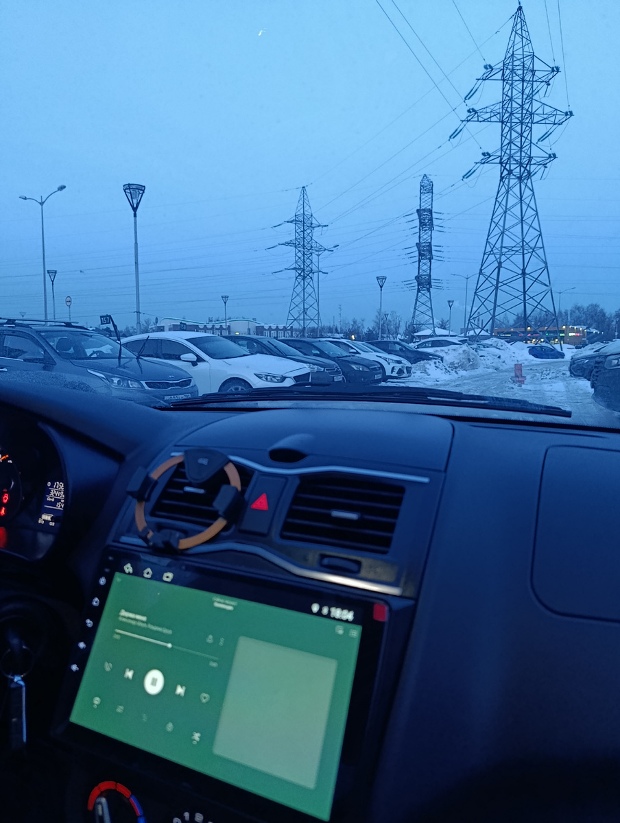 пока папа расчищает парковочное место от сугробов 