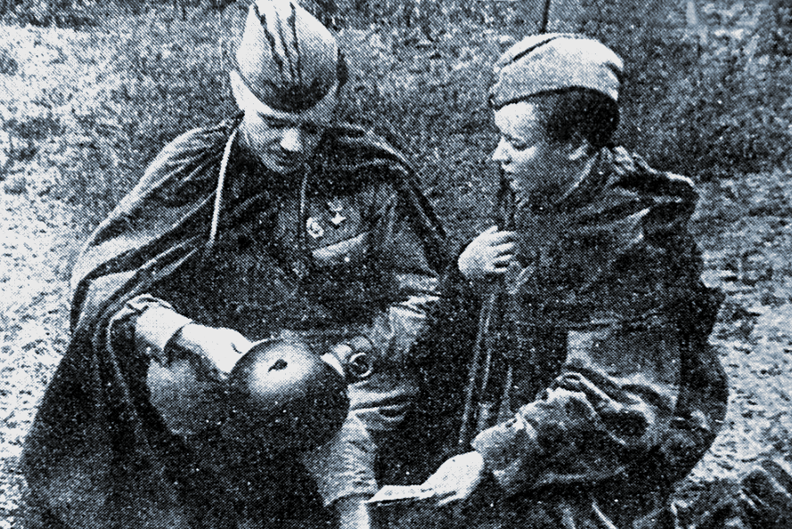 Герой статьи в компании латвийской снайперши Моники Мейкшане.