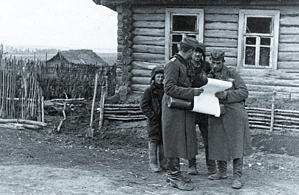 Немцы уточняют свою карту в селе под Москвой. Осень, 1941 г.