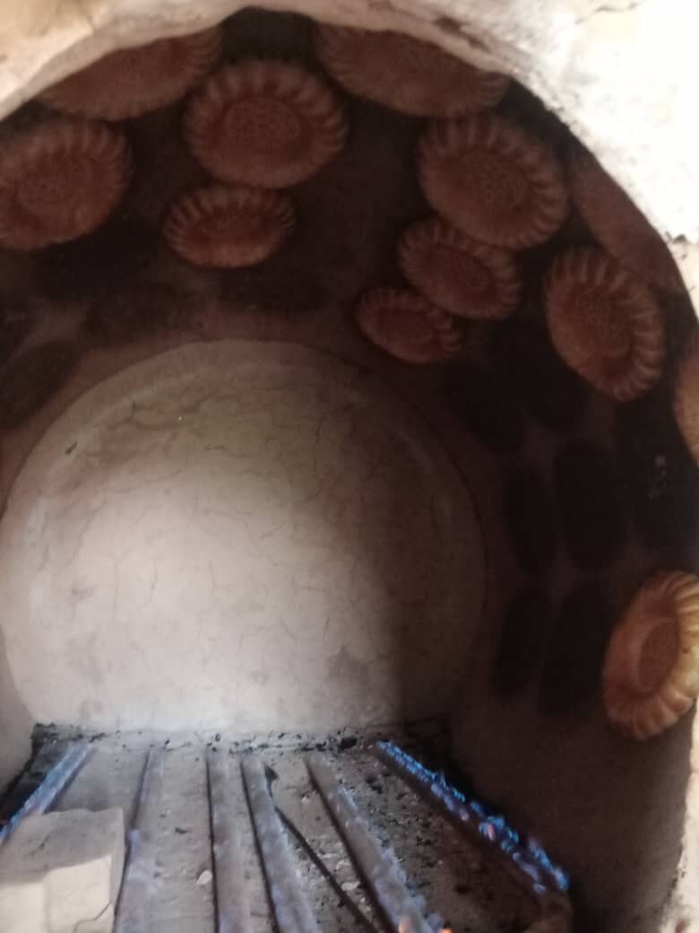 Тандыр с готовыми лепешками.