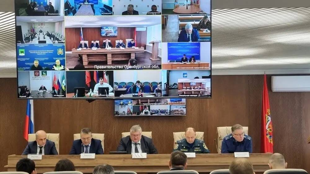    Внеочередной оперштаб комиссии по ЧС провели из-за непогоды в Оренбуржье