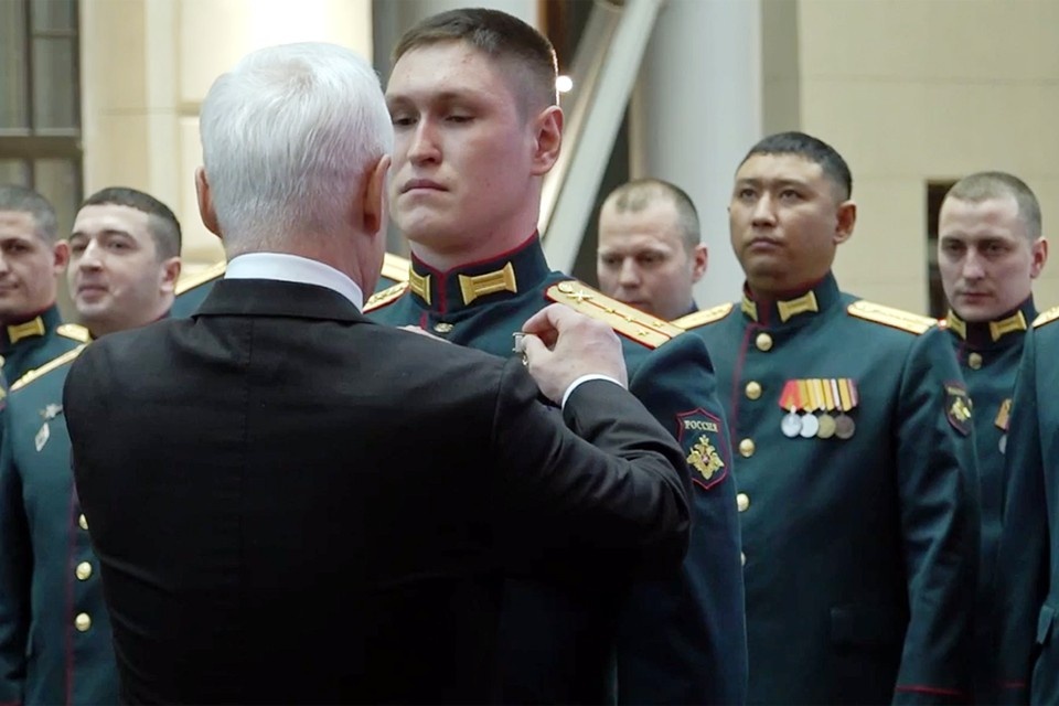    Министр обороны РФ А.Белоусов вручил медали Золотая Звезда отличившимся участникам СВО