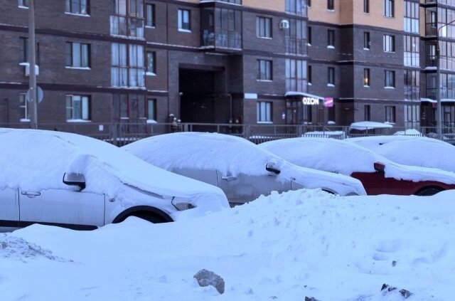    Машины превратились в сугробы. Фото: АиФ/ Анастасия Григорьева