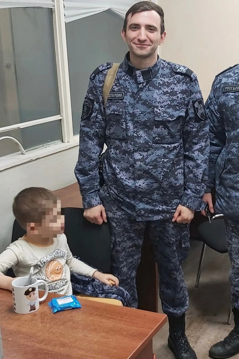    Мальчика напоили горячим чаем и передали матери. Фото: t.me/rosgvard78