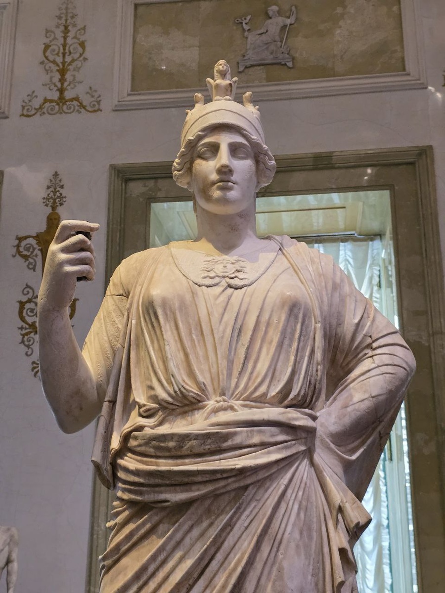 Статуя Афины (Афина Кампана). Римская копия 125-130 гг. по греческому оригиналу конца V в. до н.э.