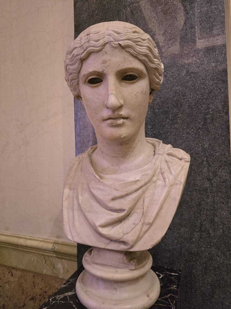 Голова богини. Римская копия начала I в. н.э. по греческому оригиналу 420-х гг. до н.э.