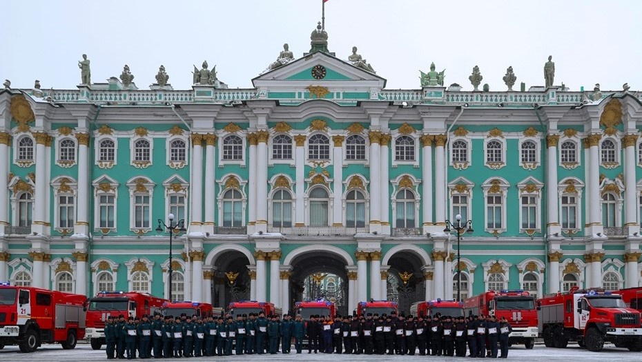    На Дворцовой площади прошло торжественное вручение техники пожарным Автор фото: Смольный