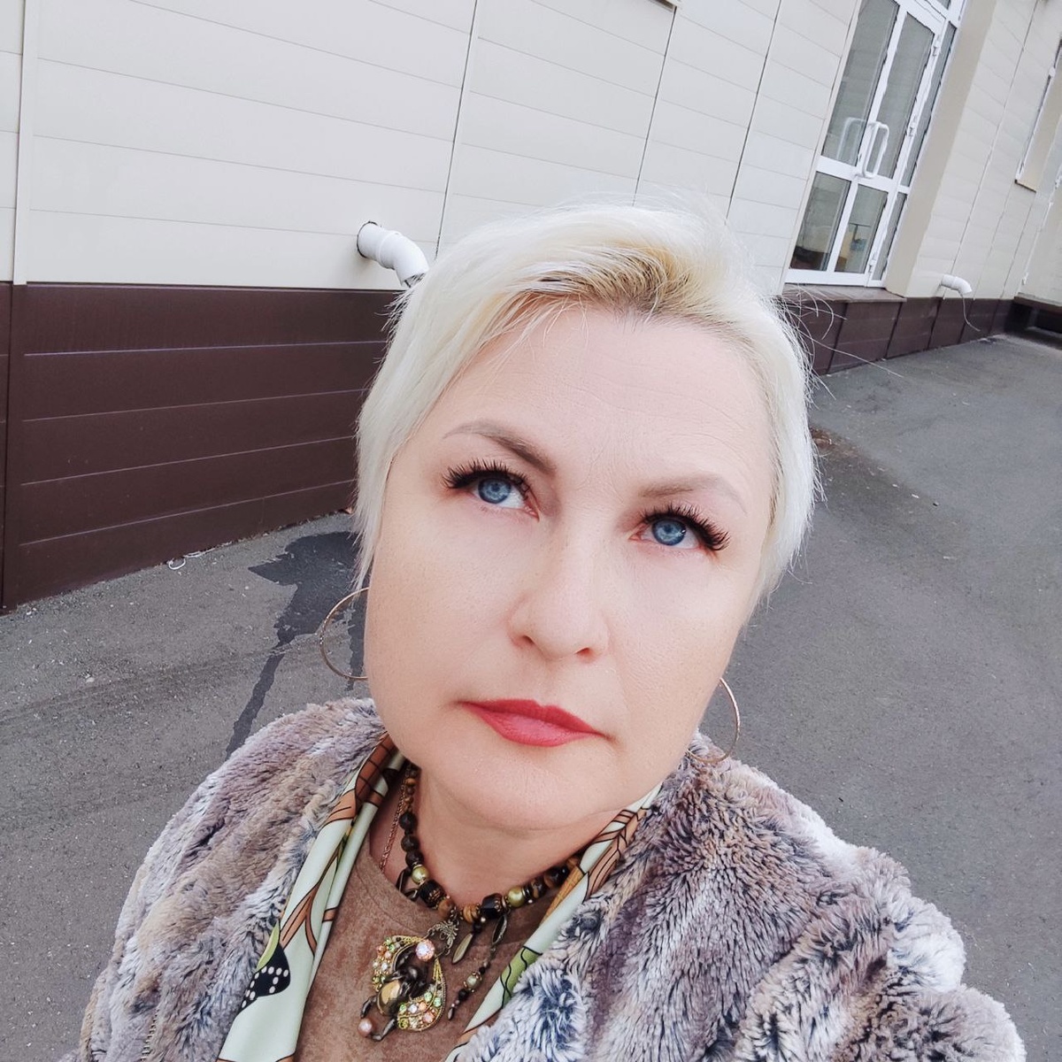 это я, украшение на шее тоже мое, которое я сделала сама