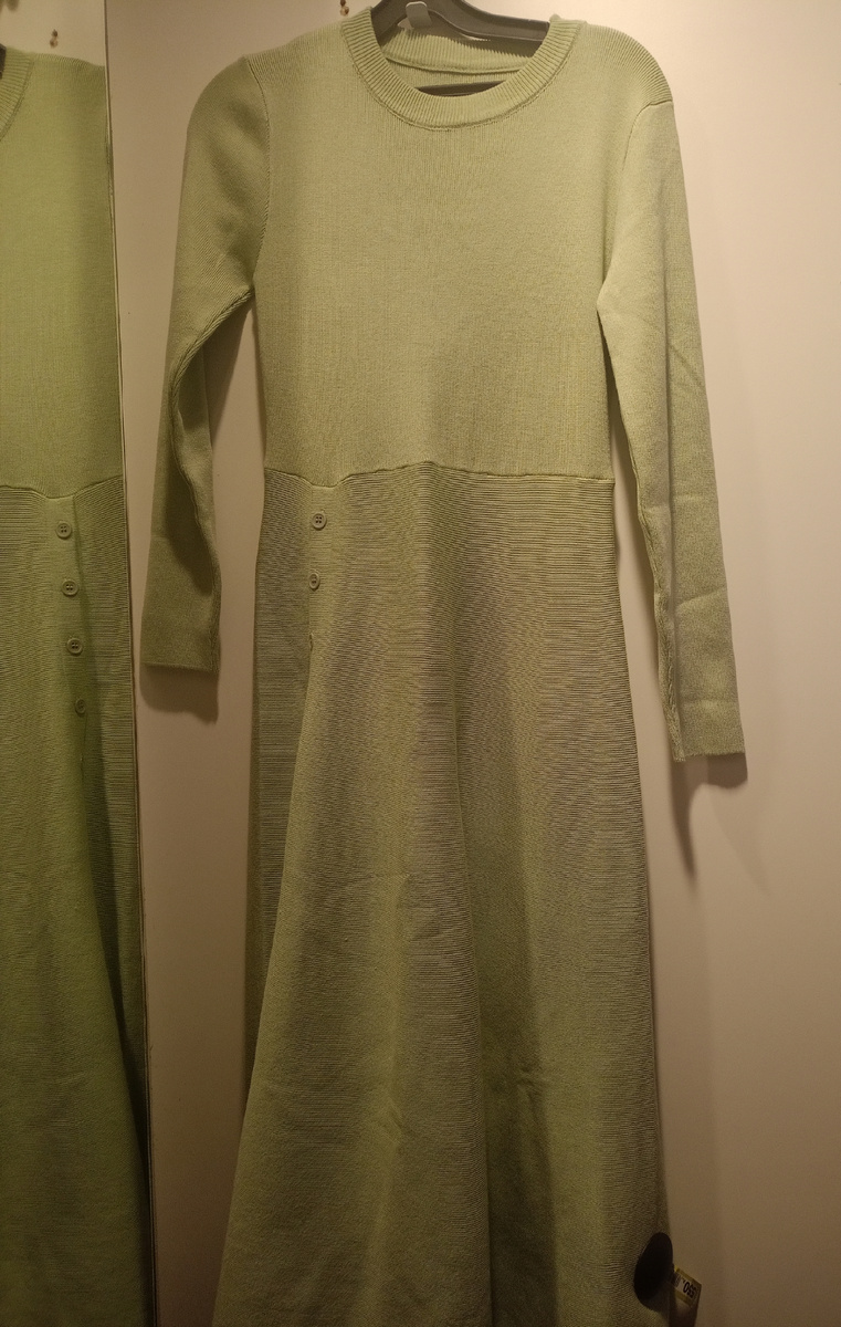 Красивое фисташковое платье, садится идеально на фигуру. Бренда нет, состава тоже, но по ощущениям смесь вискозы и синтетики