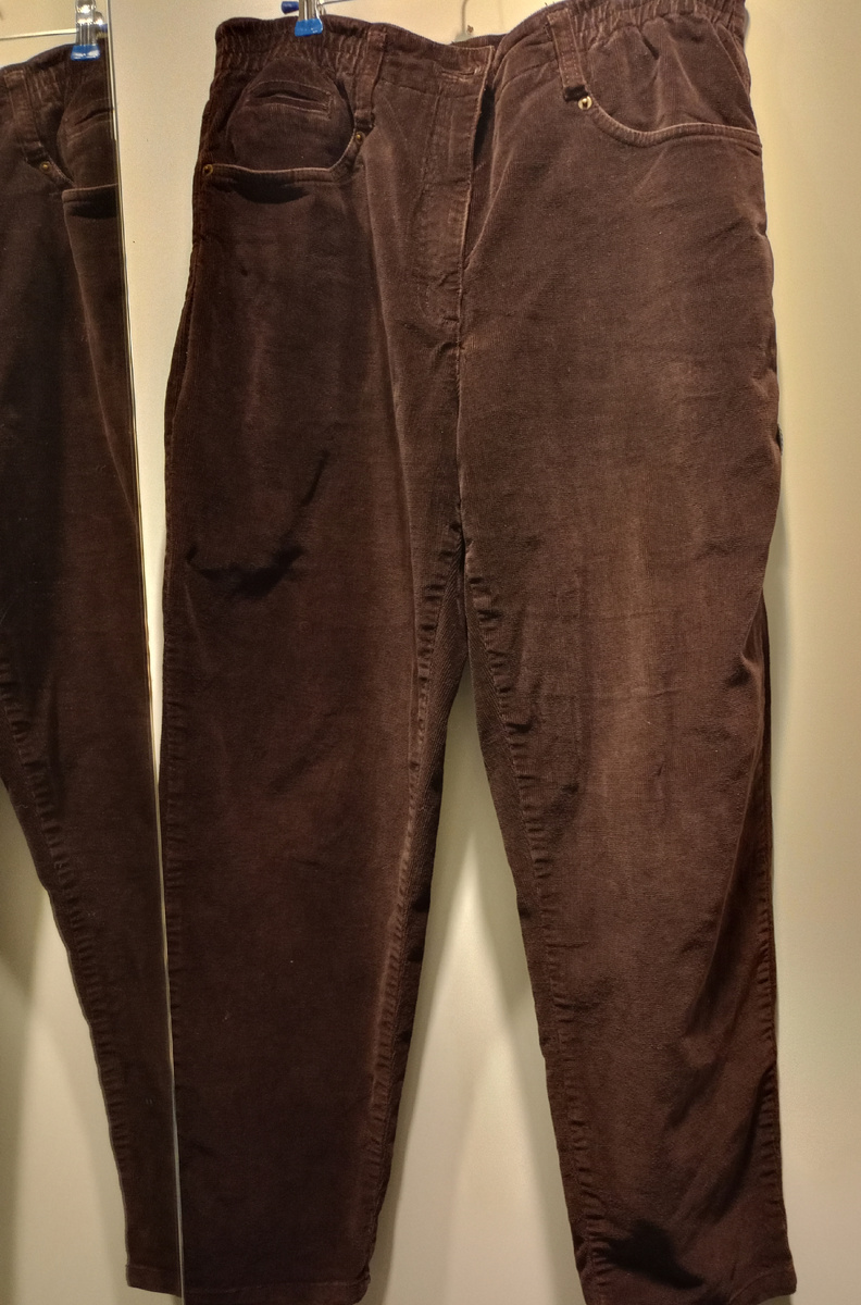 Шоколадные вельветовые брючки свободного кроя