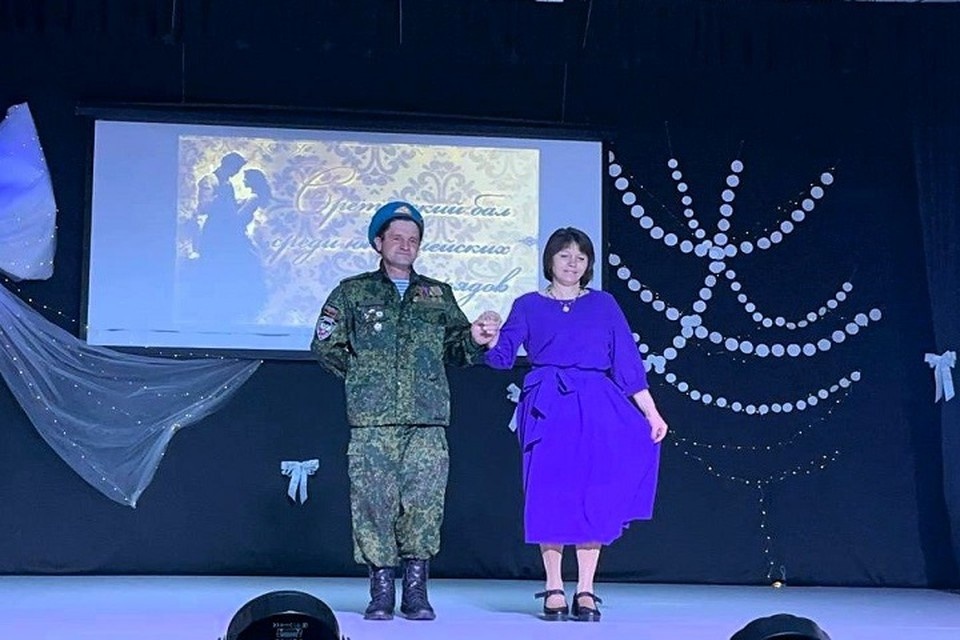    В Харцызске прошел Сретенский бал с участием ветеранов СВО и молодежи. Фото: «Защитники Отечества» в ДНР