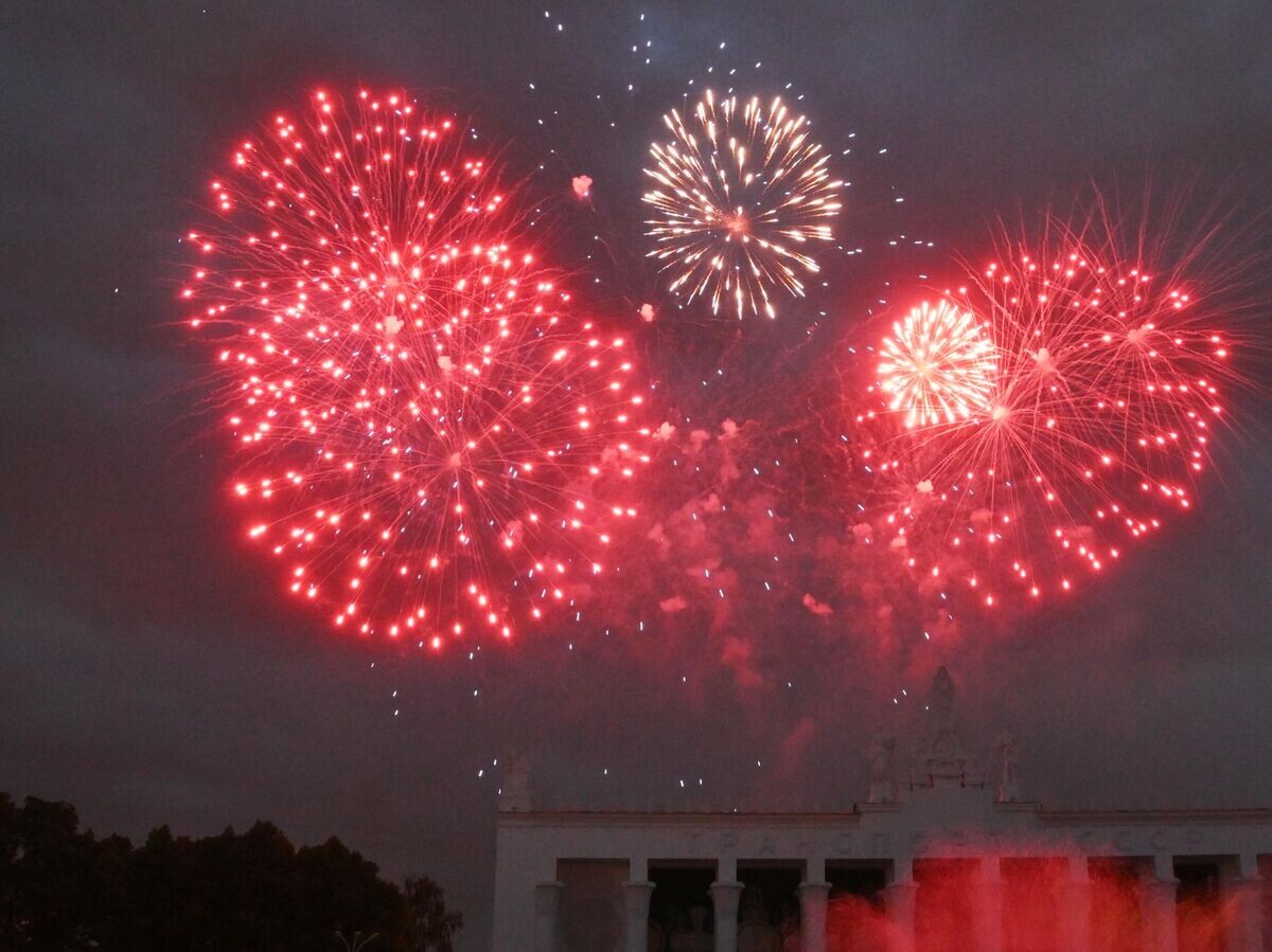    Праздничный салют в честь Дня России на ВДНХ в Москве. | © РИА Новости / Илья Питалев
