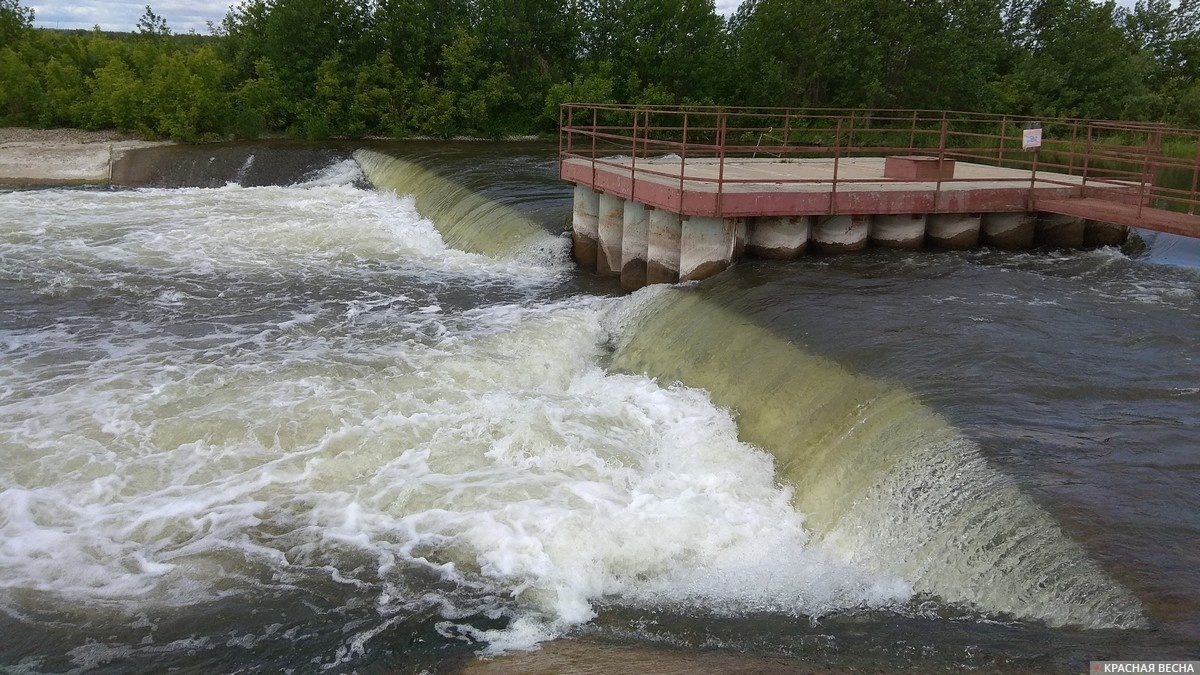     Плотина на небольшой реке   
Павел Редин © ИА Красная Весна