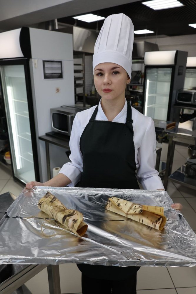    Студентов-поваров Советского политеха научили готовить муксуна в берестяной шубе