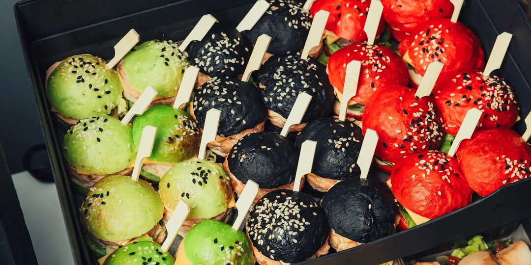 Меню на 23 февраля: что действительно заказывают компании