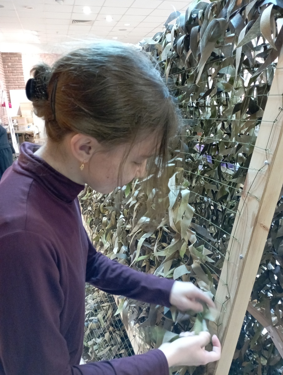 Девятиклассница Анна Дмитриева вместе со всей семьей плетет маскировочные сети.  Фото: предоставлены Анной Дмитриевой