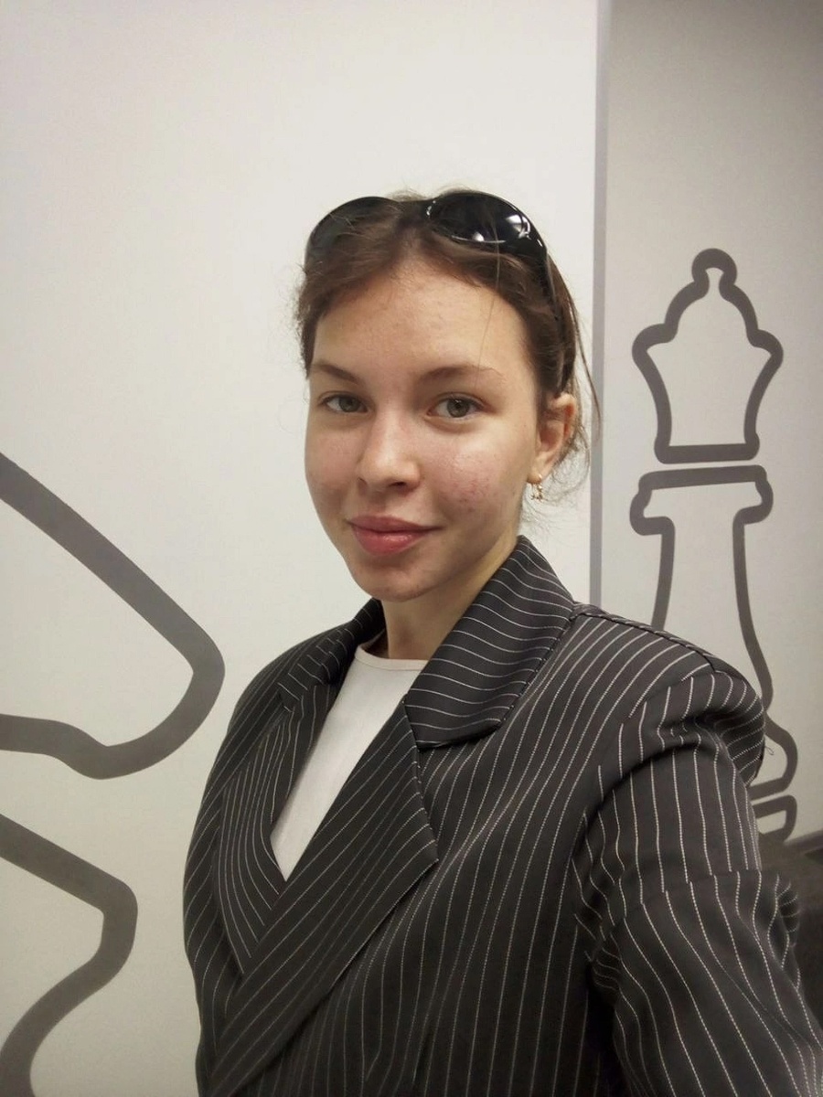 "Я люблю свою Родину и хочу помогать людям", - говорит  16-летняя Анна Дмитриева, которая решила стать врачом.