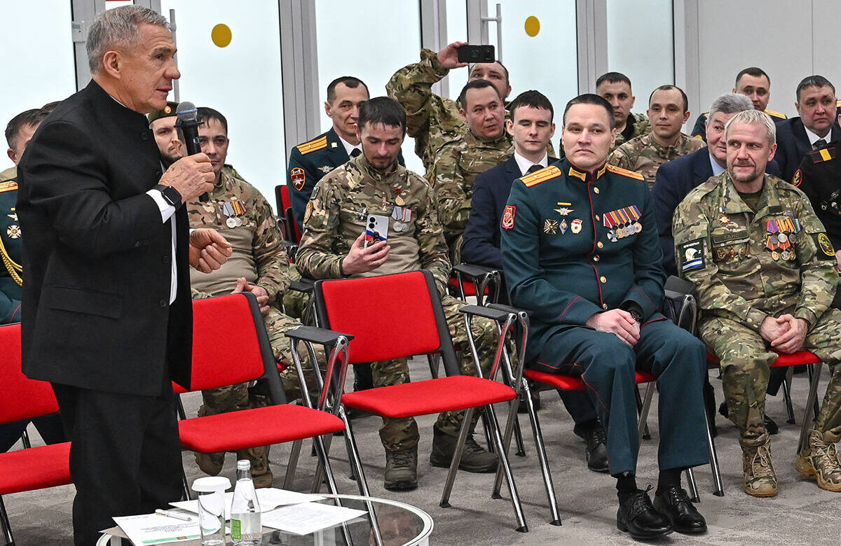 Прежде чем осмотреть выставку и зайти в концертный зал, Рустам Минниханов встретился с участниками программы «Батырлар. Герои Татарстана»Фото: rais.tatarstan.ru