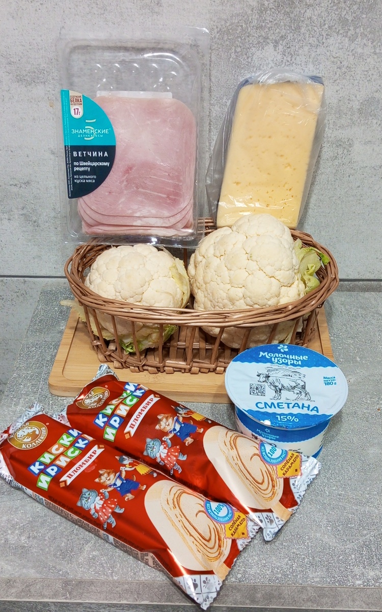 Корзинка для хранения влажного корма 😺, сегодня пустая после завтрака, использовала для фото, сестра пойдёт с работы, купит им пакетики.