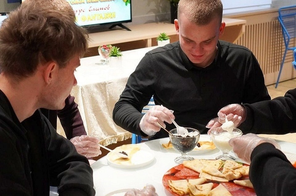    Особый интерес вызвал конкурс на лучшее заворачивание блинов. Фото: t.me/volnamolod