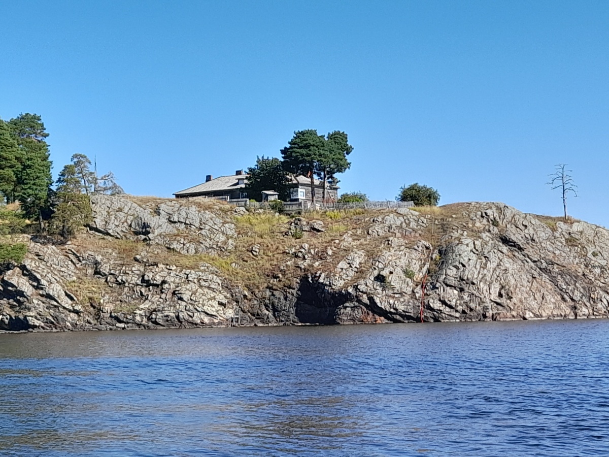 Летом - отлично. А вот осенью, зимой, весной сидя в таком домике порой хочется вина...фото автора