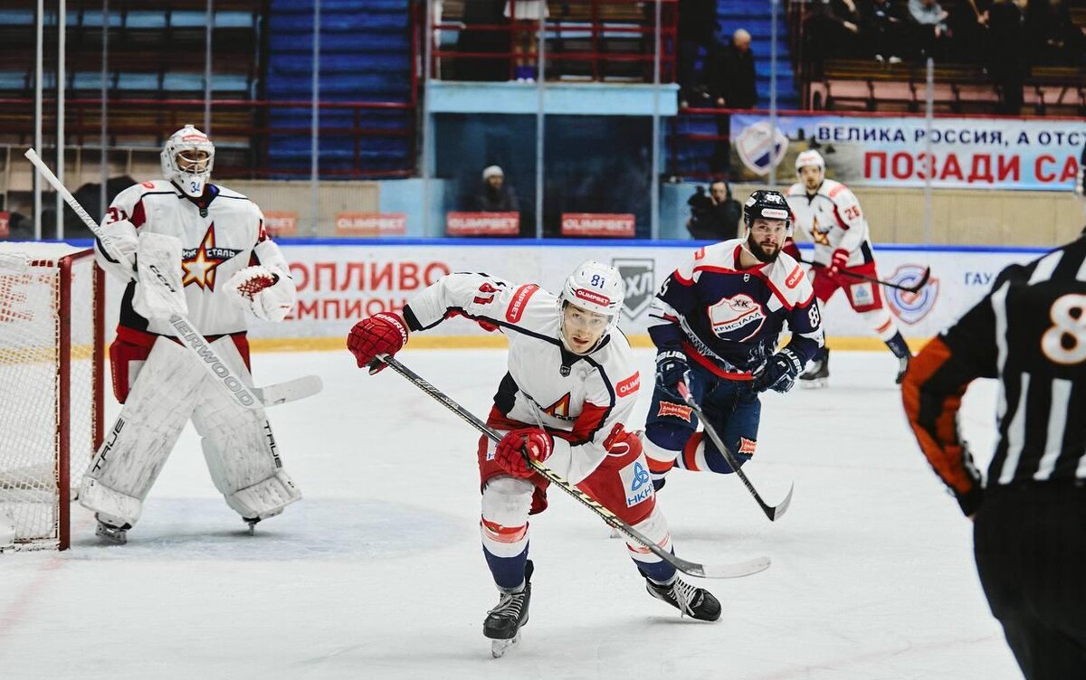    Хоккейная «Ижсталь» проиграла в Саратове