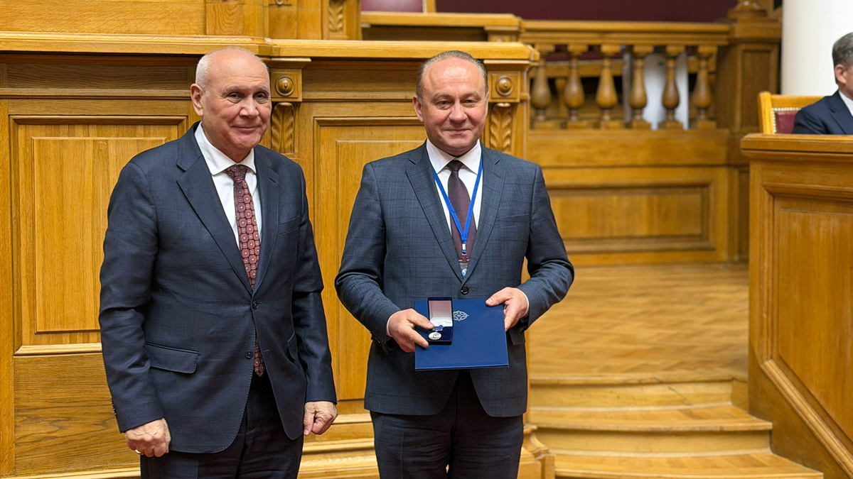    Заместитель ответственного секретаря Парламентской ассамблеи ОДКБ и полномочный представитель Федерального собрания России Михаил Кротов (слева) и заместитель руководителя Секретариата Совета МПА СНГ, директор МИМРД Иван Мушкет (справа). Источник фото: Союз журналистов СНГ