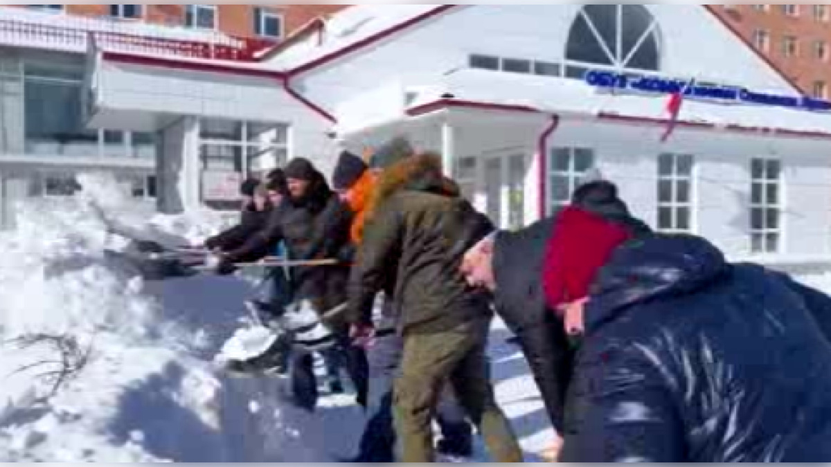    Сегодня на борьбу со стихией вышли сотрудники профильных министерств и бойцы добровольческой бригады «БАРС-Курск»