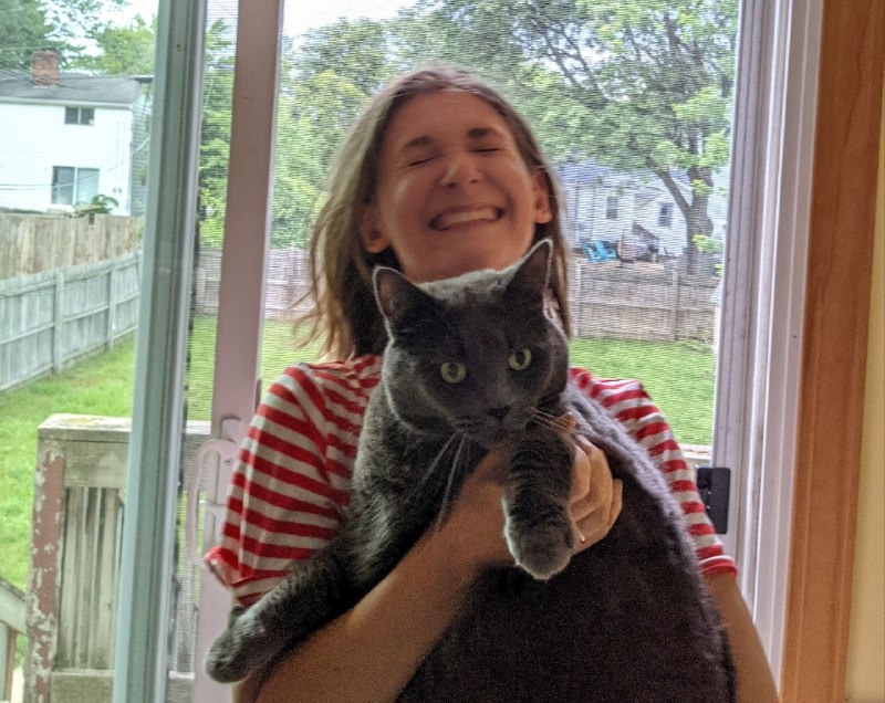 Так выгляжу я, автор этого канала "Даша с края света". По работе мужа мы переезжаем каждые 3 года. Своих питомцев нет, хотя хотелось бы. Поэтому с удовольствием принимаем кошек, собак друзей, когда те в отпусках. Кошка Руби провела у нас двое летних каникул в Мичигане.