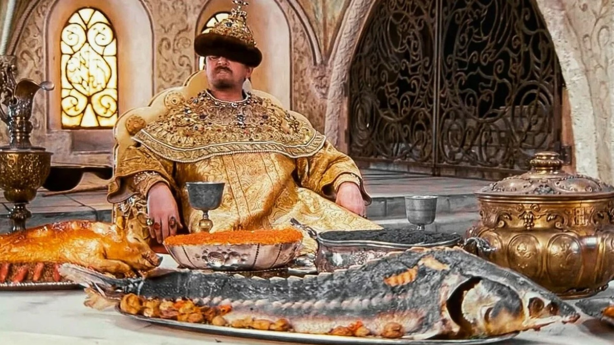 Кадр из кинофильма "Иван Васильевич меняет профессию". Не строганина, а осетр. 