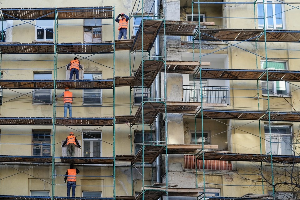    В Фонде капремонта признали, что реагенты разрушают исторические фасады. И как теперь спасти здания? Артем КИЛЬКИН