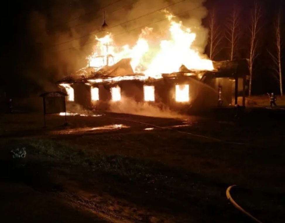 Деревянный Никольский храм в огне