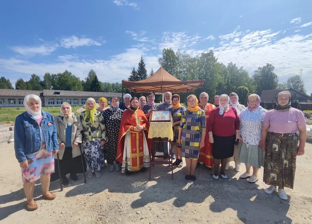 Батюшка и прихожане не сдаются