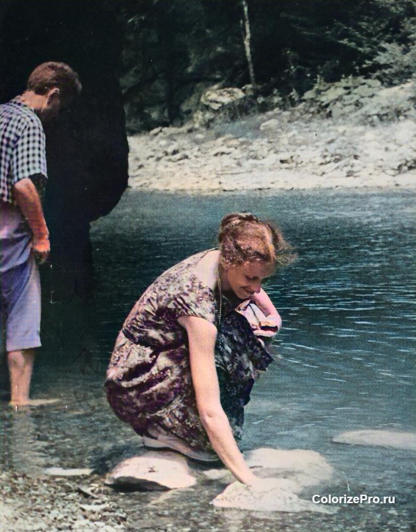 Разделка утреннего улова. Изначально ч/б. Фото хорошо сохранилось, а ИИ точно раскрасил. Даже джинсы "потёр" до лёгкой "седины" как было. 