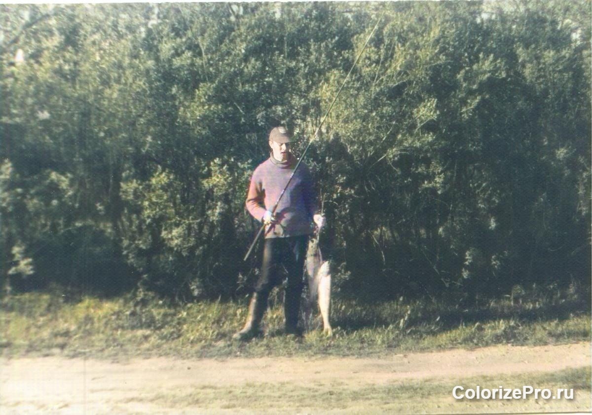 Пара жерехов. Третьего поймал позже. Изначально ч/б. Свитер был немного другого цвета. 