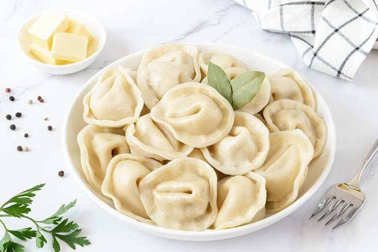 источник: https://rskrf.ru/tips/eksperty-obyasnyayut/retsepty-domashnikh-pelmeney/