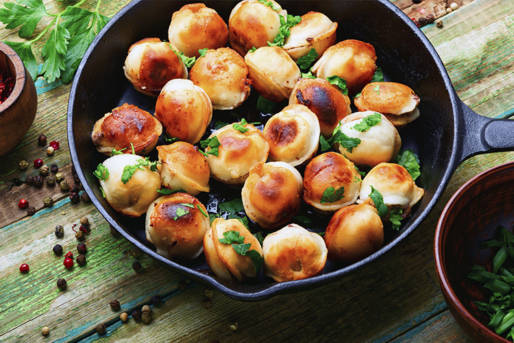 источник: https://rskrf.ru/tips/eksperty-obyasnyayut/retsepty-domashnikh-pelmeney/