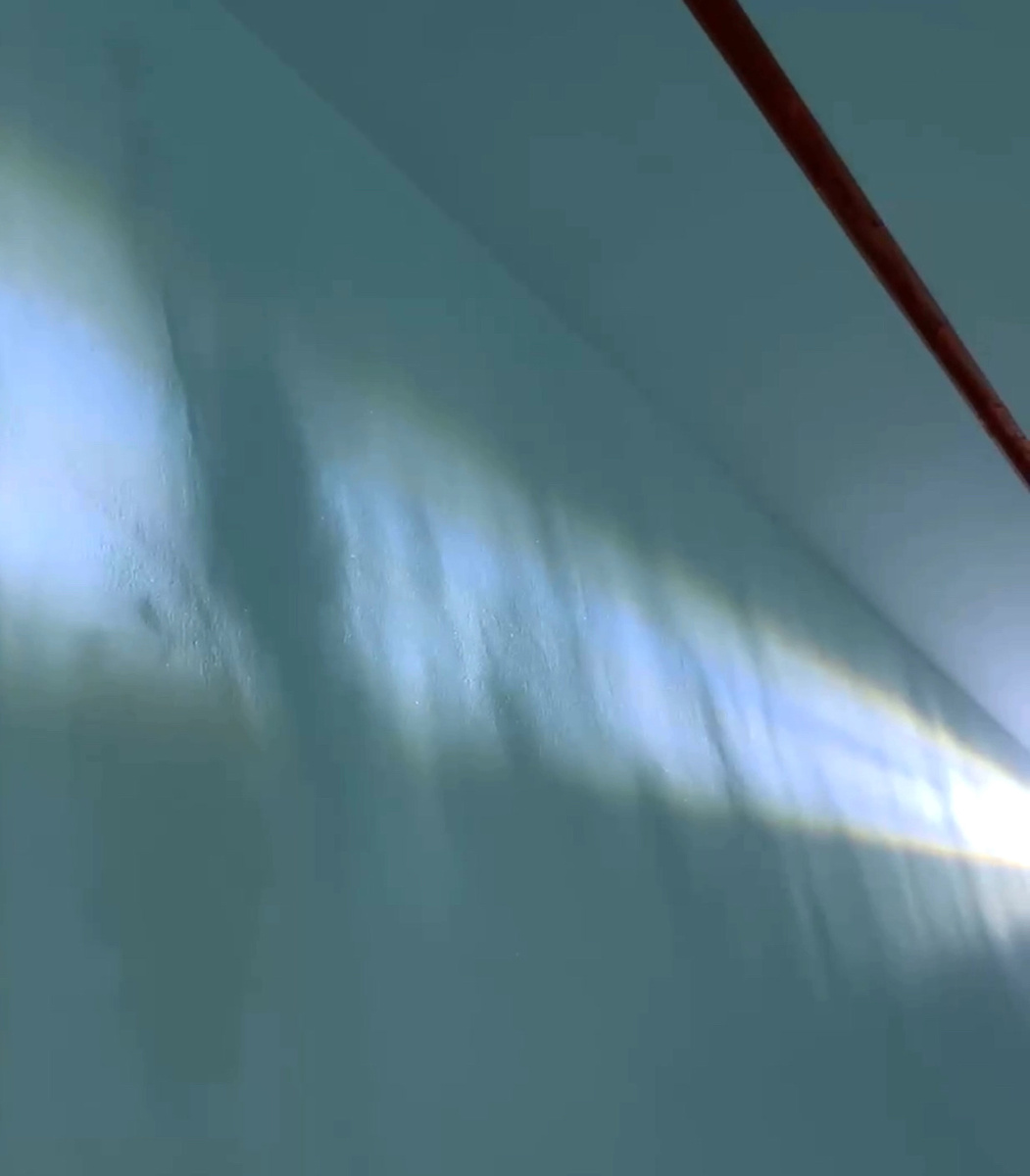 Проверяем качество подготовки стен и потолка перед покраской под лампу Лосева